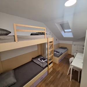 hostel, triposteljna 2, stran