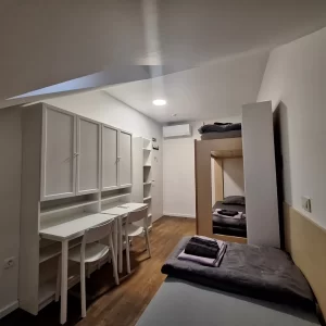hostel, troposteljna 1, stran